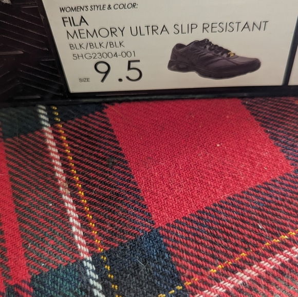 NEW W TAGS WOMENS FILA MEMORY FOAM SLIP RESISTANT BLACK SHOES MAKE OFFER - Picture 4 of 5